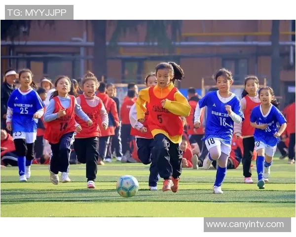 人民小学足球教练带领孩子们追逐梦想培养团队精神与运动能力的成长之路